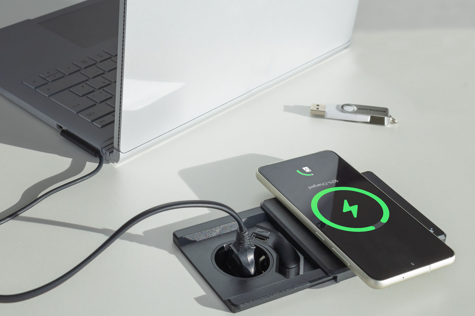EVOline Square 80 - Steckdose mit induktive Ladefunktion und USB C Charger