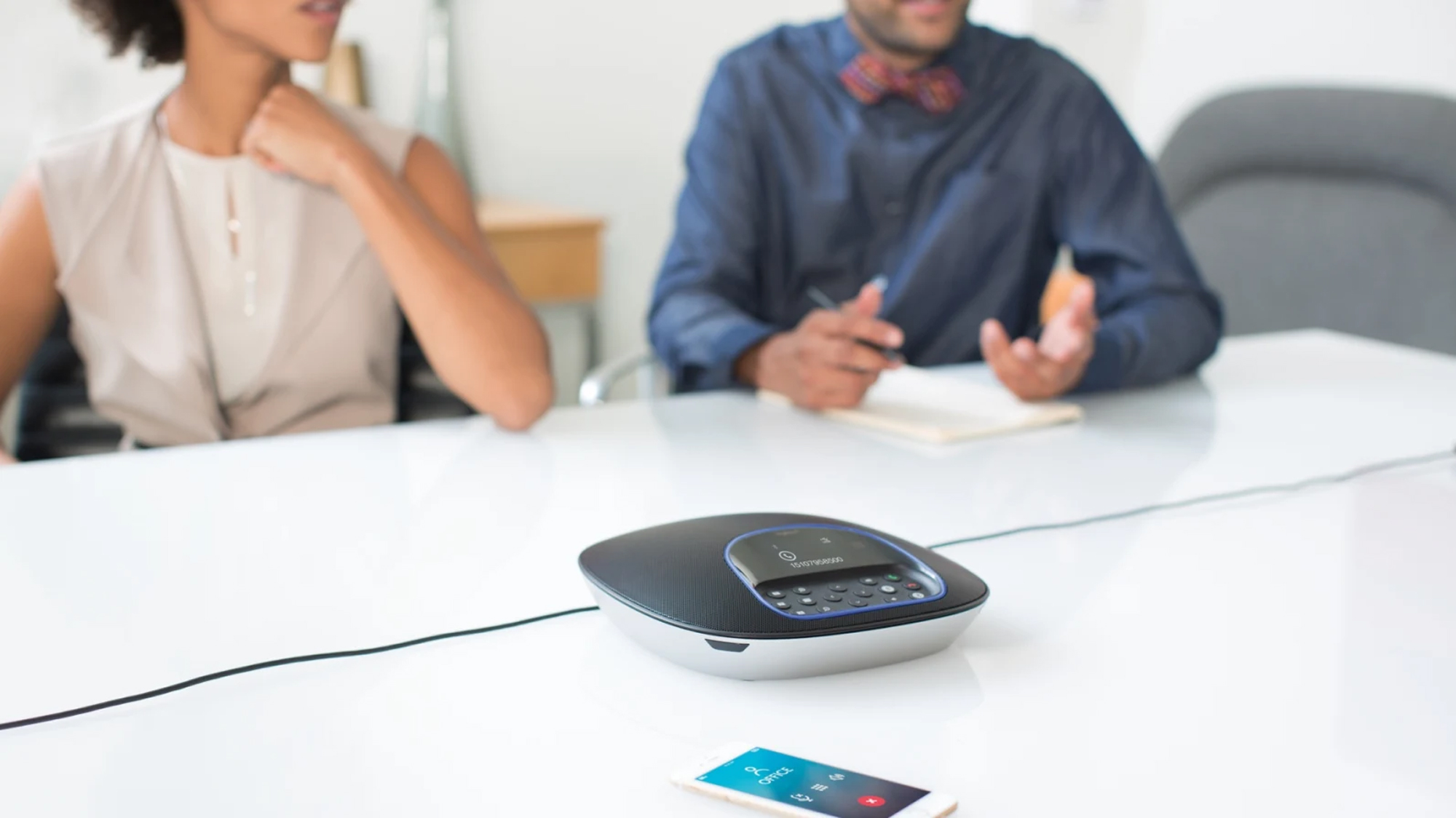 LOGITECH GROUP Videokonferenzsystem für 14 Sitzplätze (bis 20 Sitzplätze mit Zusatzmikrofon)