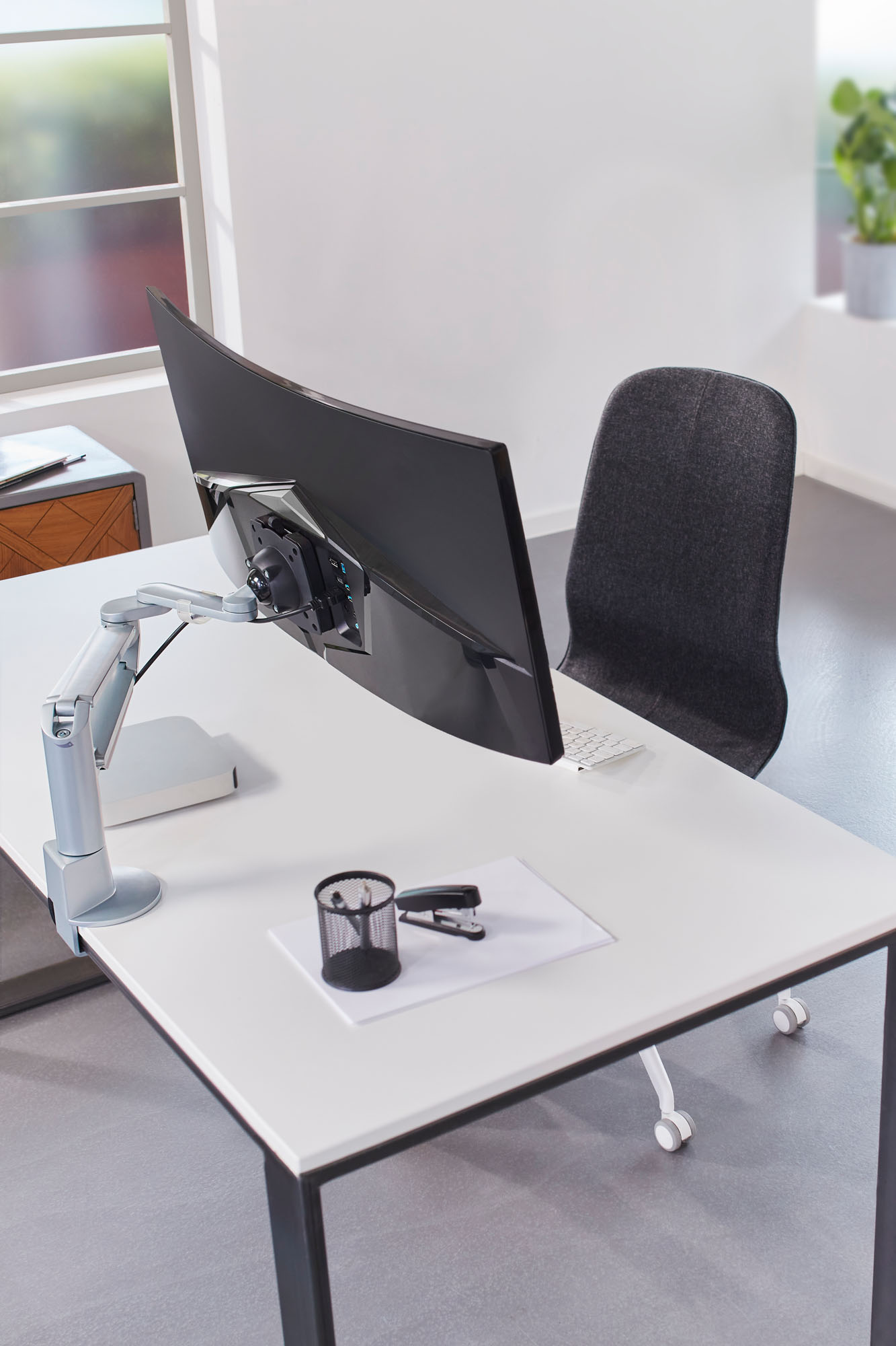 NOVUS Clu Plus C - Monitorhalterung für Curved-Monitore Schwarz