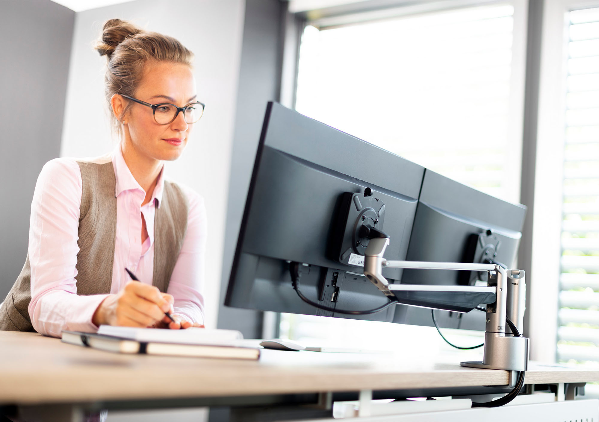 NOVUS Clu Duo C - Monitorhalterung Silber