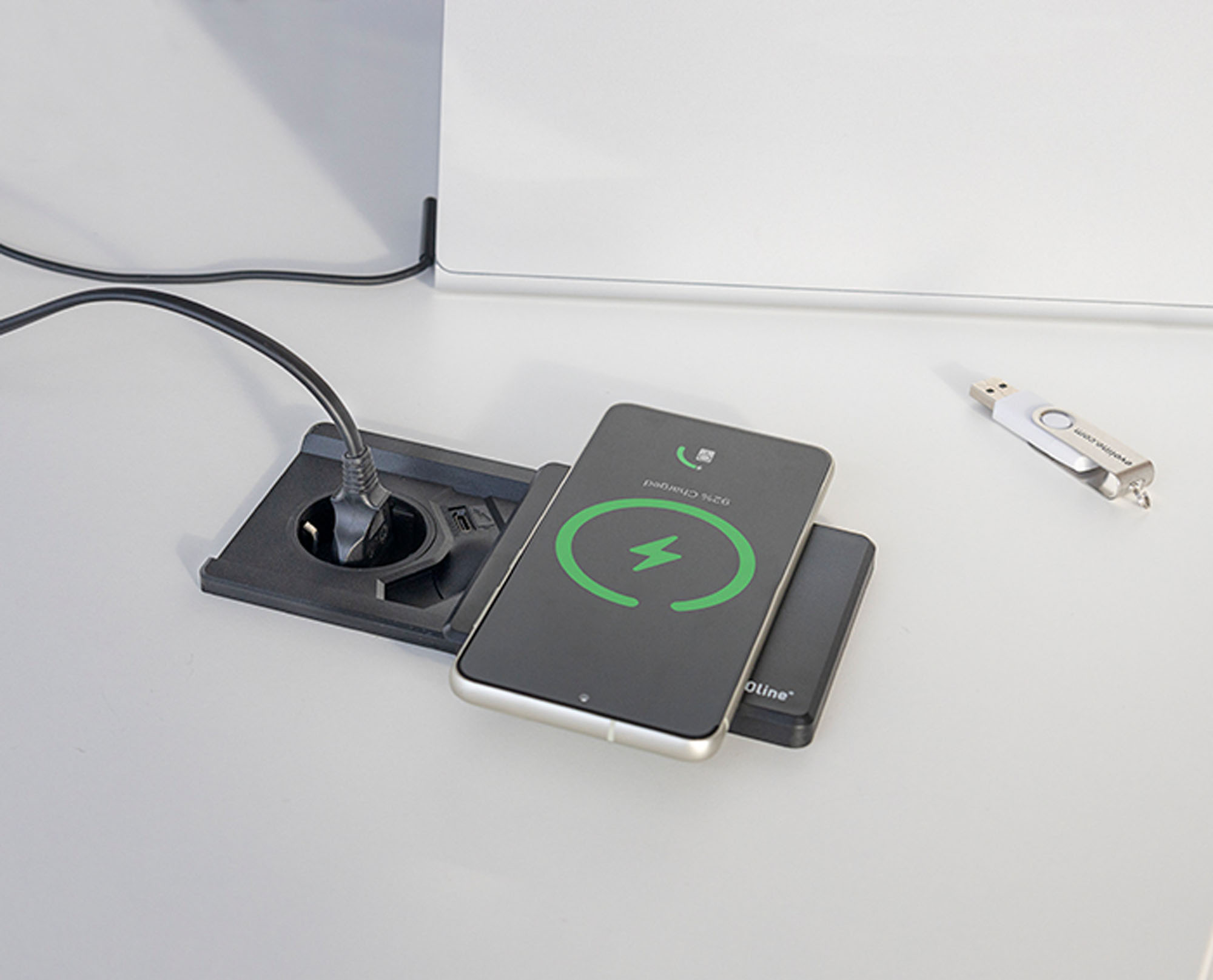 EVOline Square 80 - Steckdose mit induktive Ladefunktion und USB C Charger