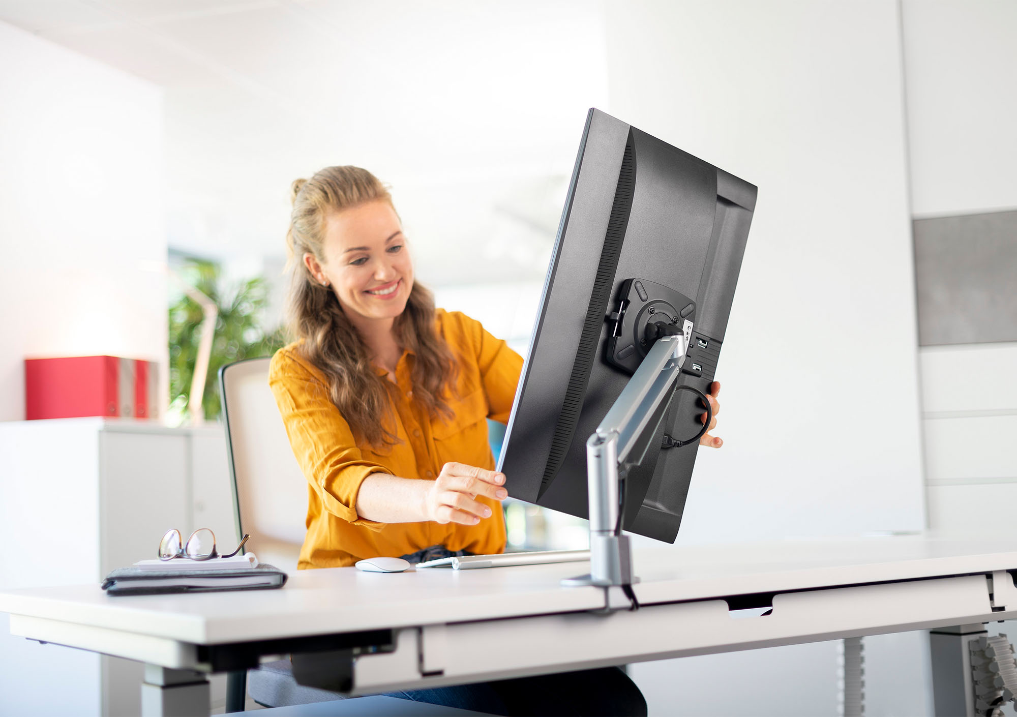 NOVUS Clu I C - Monitorhalterung Silber