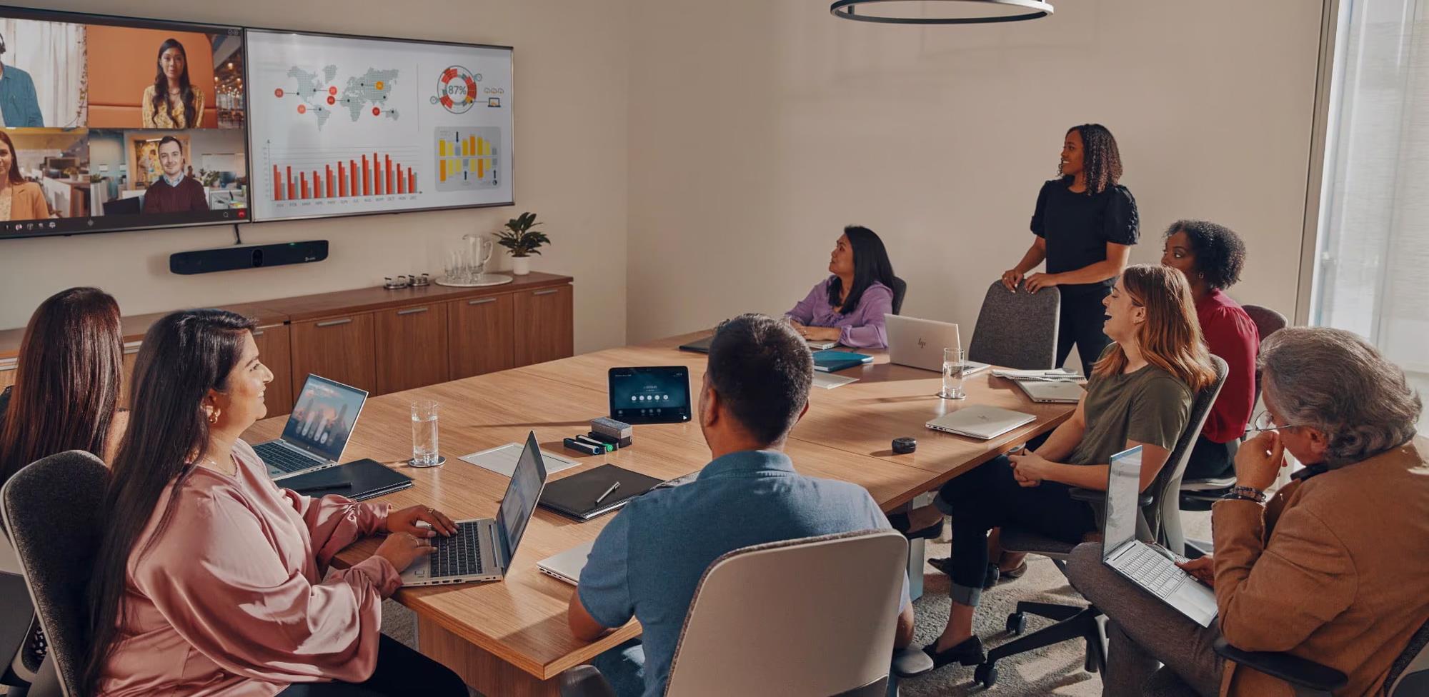 Poly Studio X70 All-in-one Videokonferenzsystem für große Konferenzräume mit TC8 Controller (Ochno kompatibel)