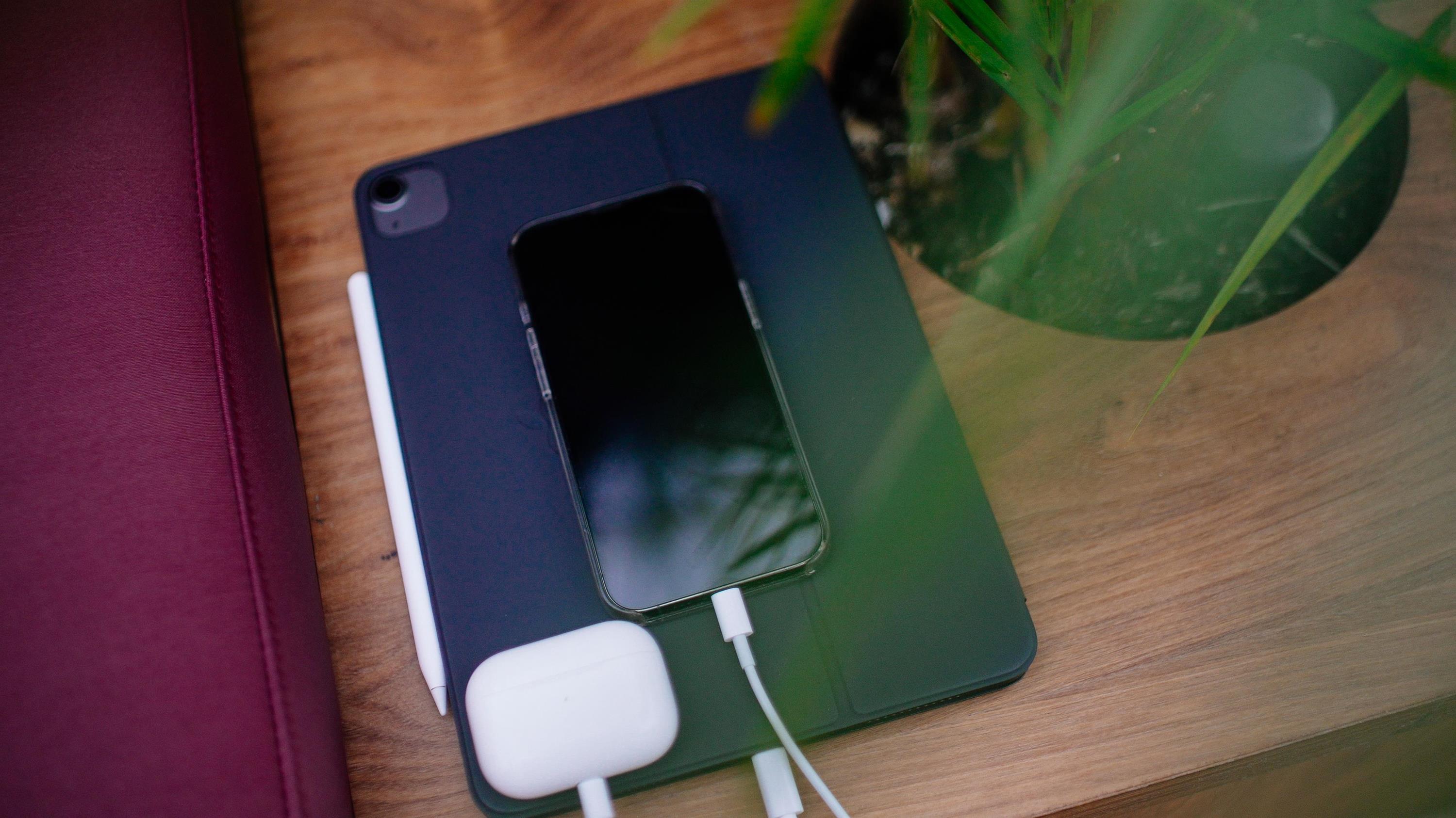 HYPER HyperJuice GaN 140W USB-C Ladegerät für MacBook, PCs, iPad, iPhone, Android