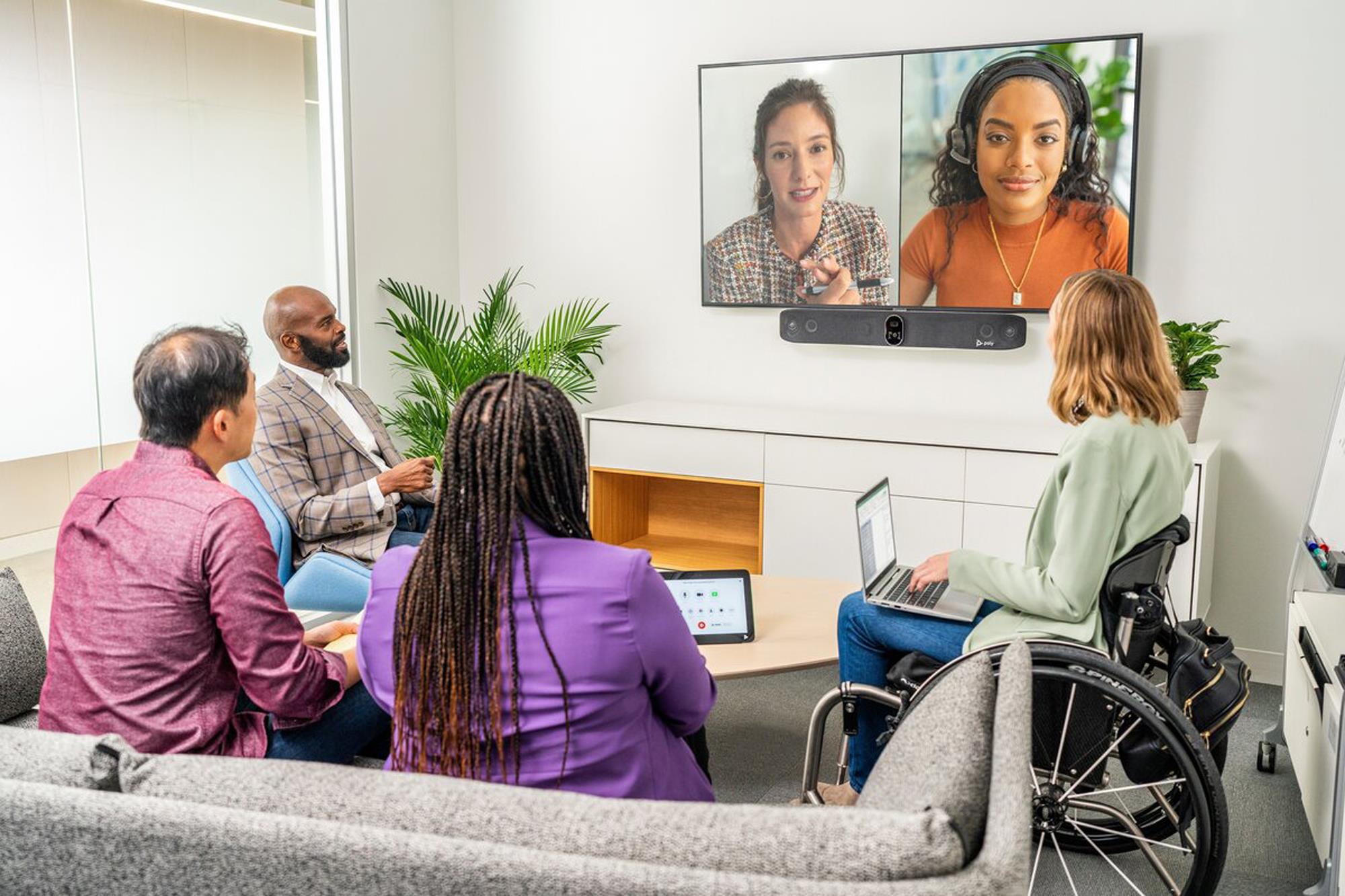 Poly Studio X70 All-in-one Videokonferenzsystem für große Konferenzräume mit TC8 Controller (Ochno kompatibel)