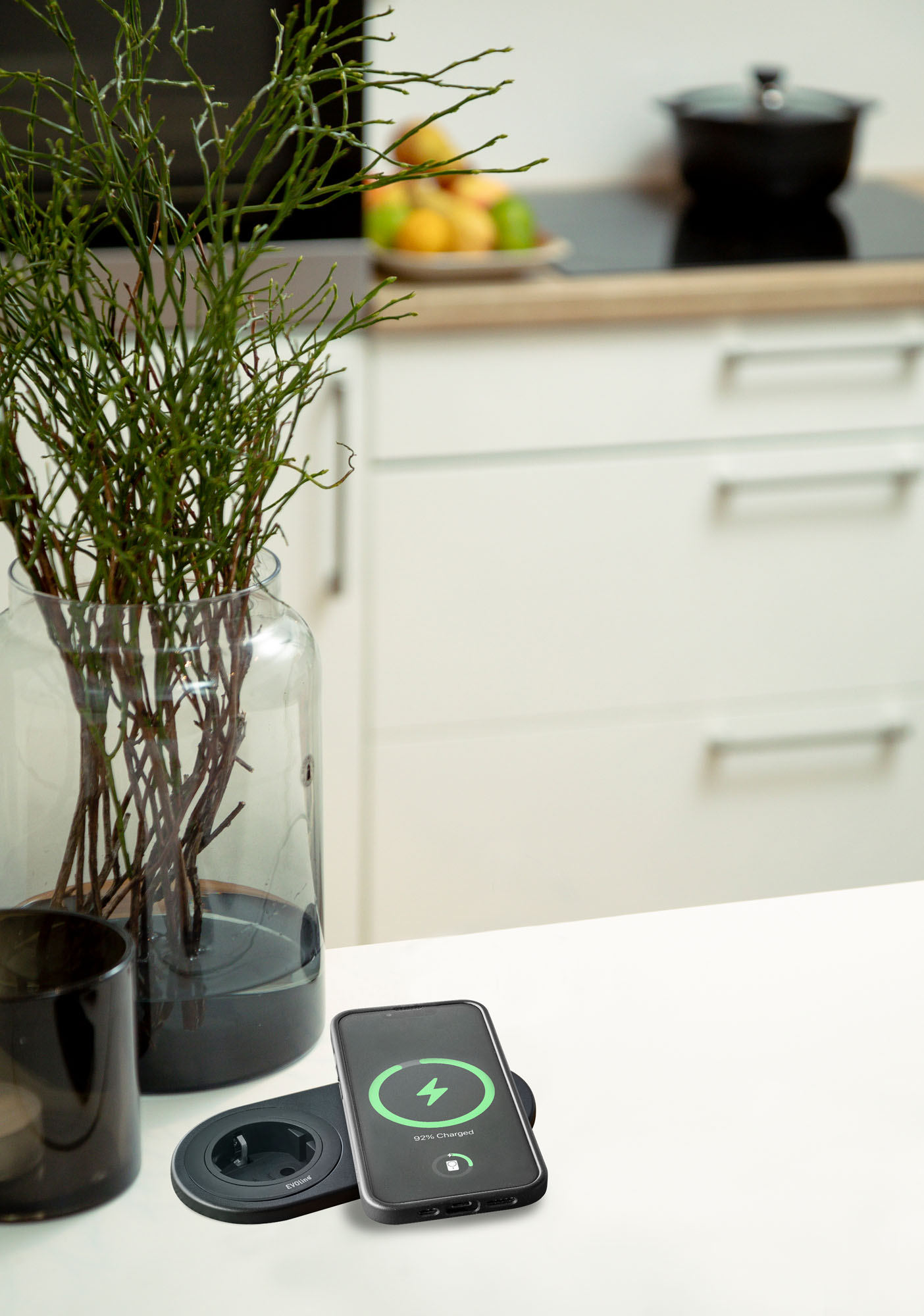 EVOline One DisQ runde Einbausteckdose mit indutiver Ladefunktion